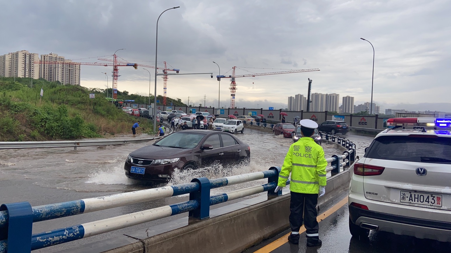 直击重庆暴雨袭城：大蛇被冲到马路是怎么回事，关于重庆遭雷雨大风袭击的新消息。